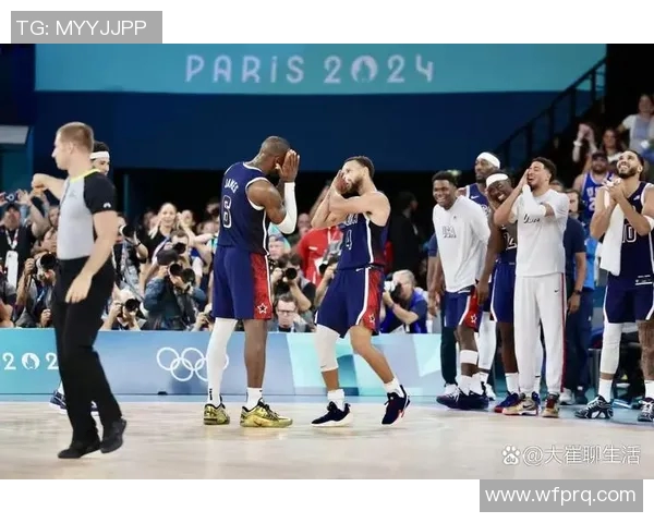 美国男篮蓝队在奥运会上获得金牌的背后故事：勇夺冠军靠的不仅是技术实力，更是团队默契和全力以赴的拼搏精神